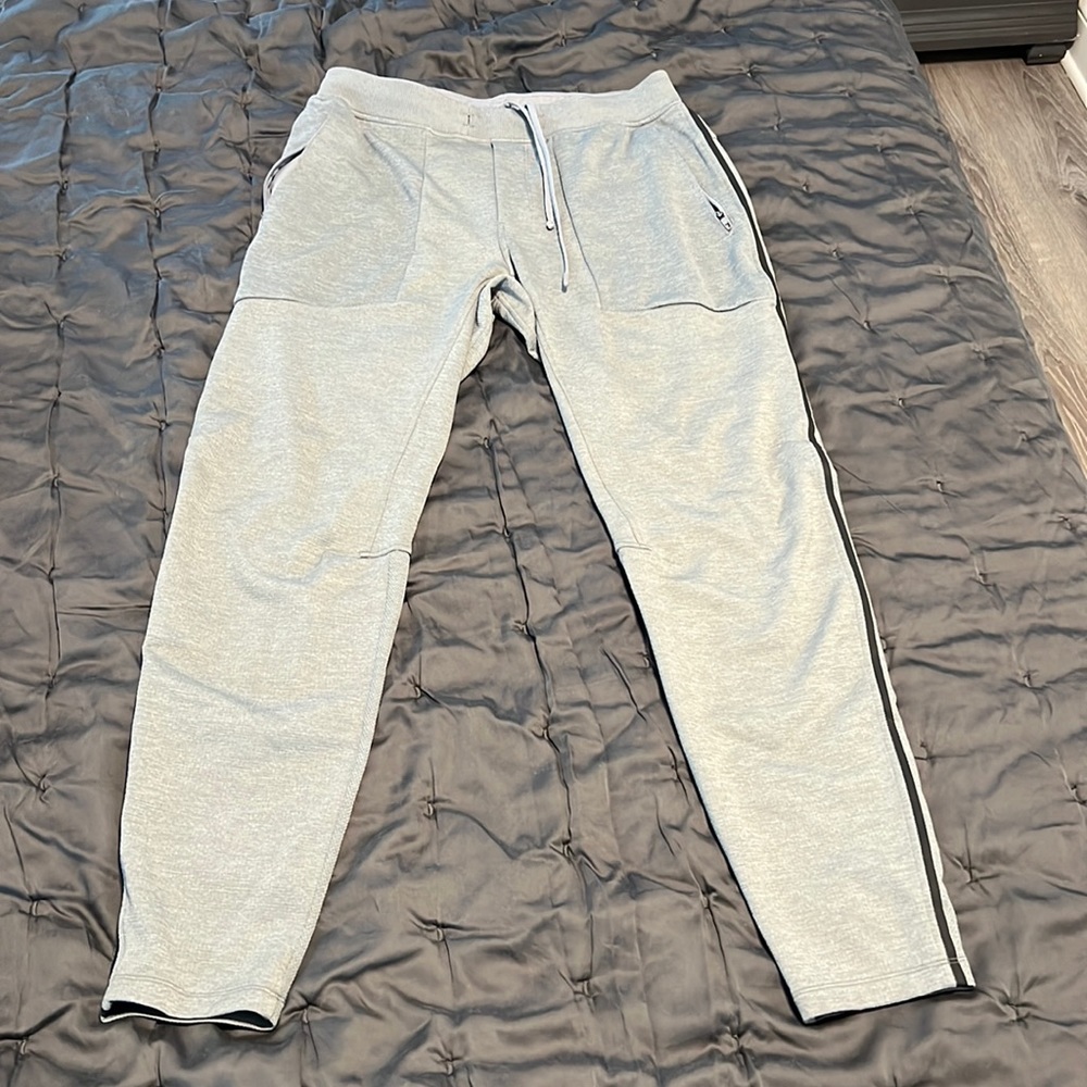 Lululemon Textured Tech pant in light grey size L